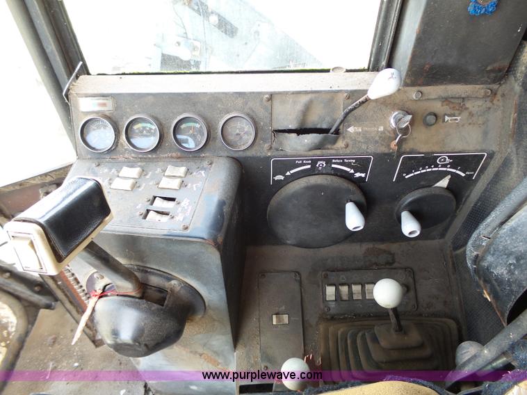 image for item K5299 Gleaner L2 combine