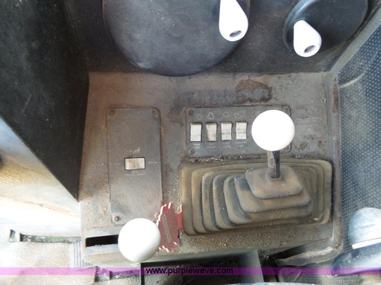 image for item K5299 Gleaner L2 combine