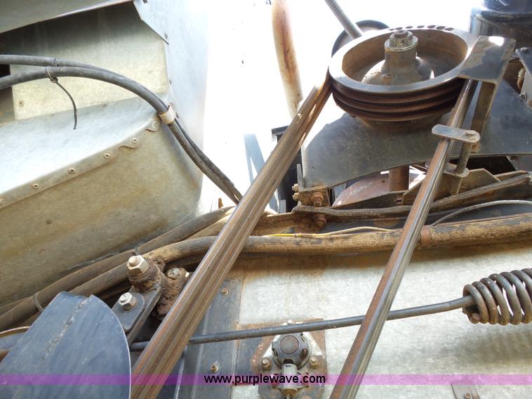 image for item K5299 Gleaner L2 combine