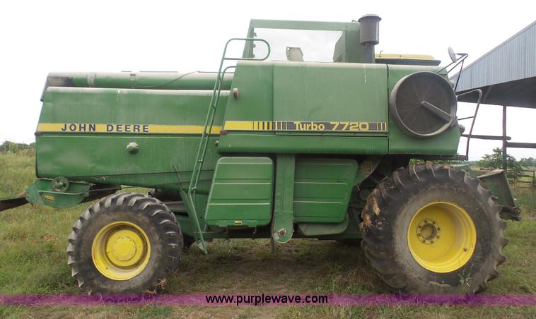 image for item L4940 1982 John Deere 7720 RWA combine
