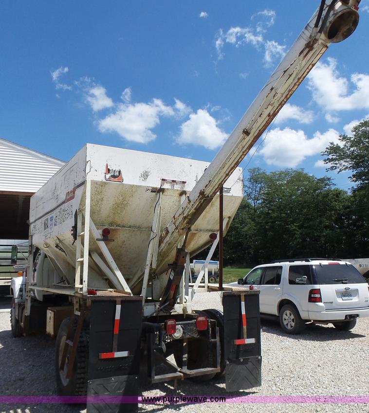 image for item L6212 1994 GMC TopKick tender truck