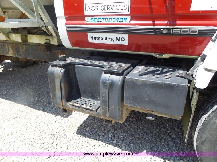 image for item L6212 1994 GMC TopKick tender truck