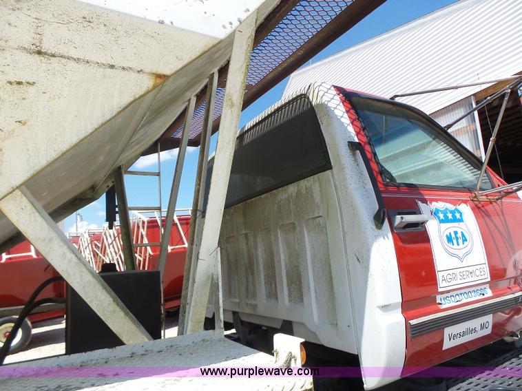 image for item L6212 1994 GMC TopKick tender truck