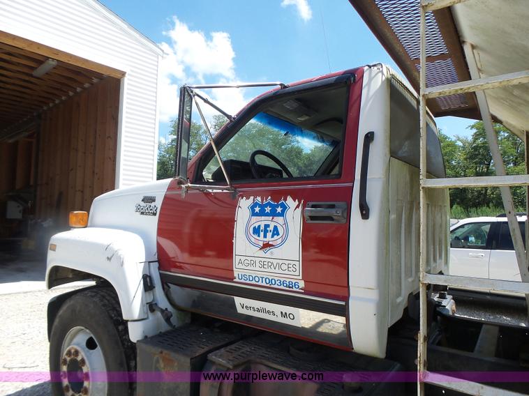 image for item L6212 1994 GMC TopKick tender truck
