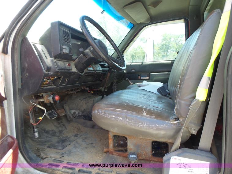 image for item L6212 1994 GMC TopKick tender truck