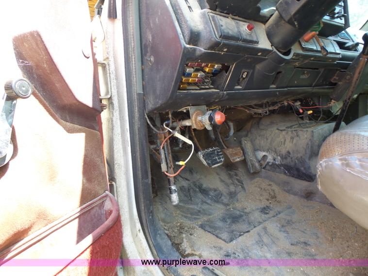 image for item L6212 1994 GMC TopKick tender truck