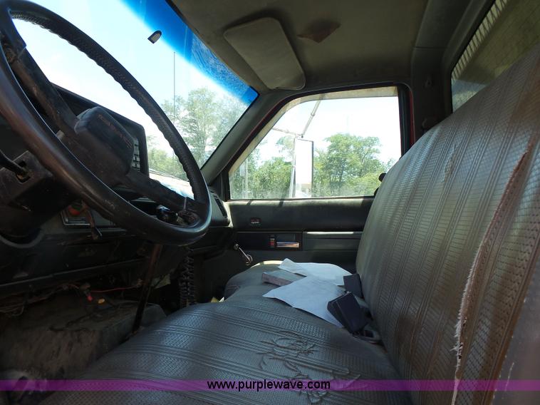 image for item L6212 1994 GMC TopKick tender truck