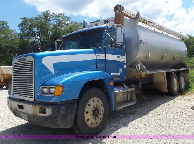 image for item L6213 1995 Freightliner FLD feed delivery truck