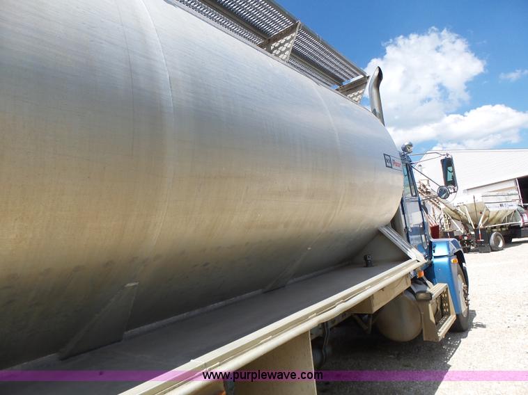 image for item L6213 1995 Freightliner FLD feed delivery truck