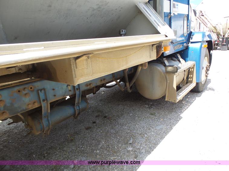 image for item L6213 1995 Freightliner FLD feed delivery truck