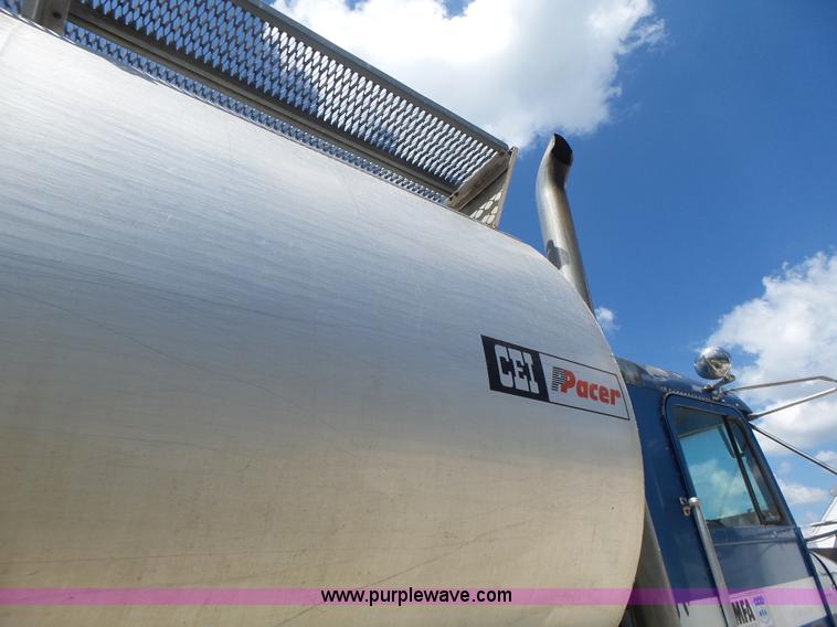 image for item L6213 1995 Freightliner FLD feed delivery truck