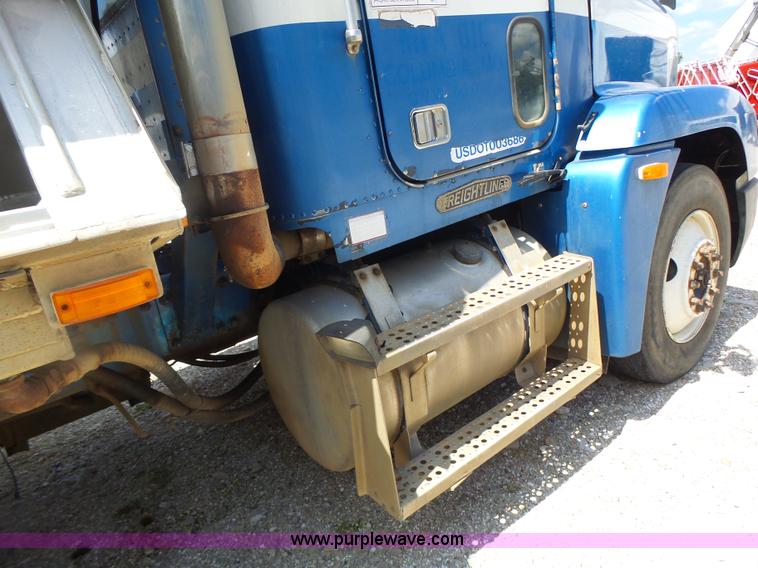 image for item L6213 1995 Freightliner FLD feed delivery truck