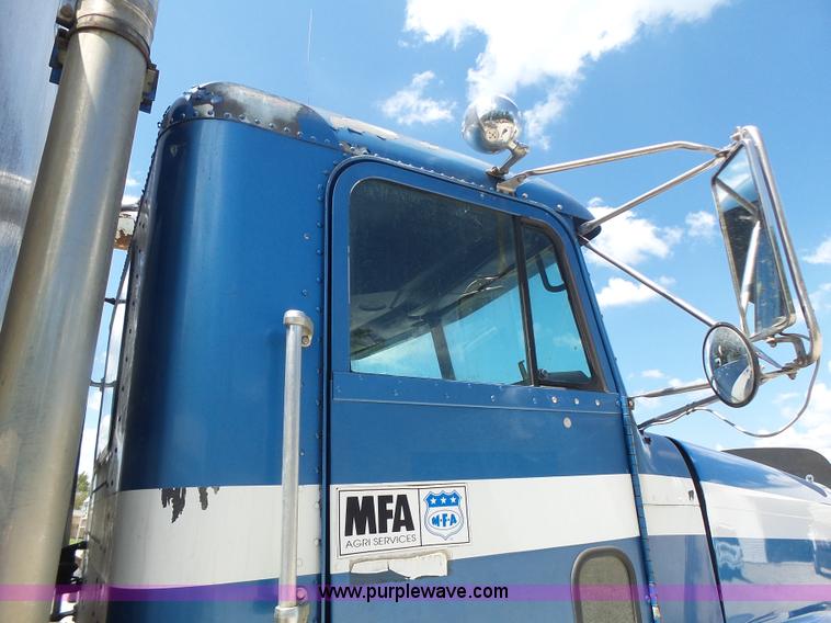 image for item L6213 1995 Freightliner FLD feed delivery truck