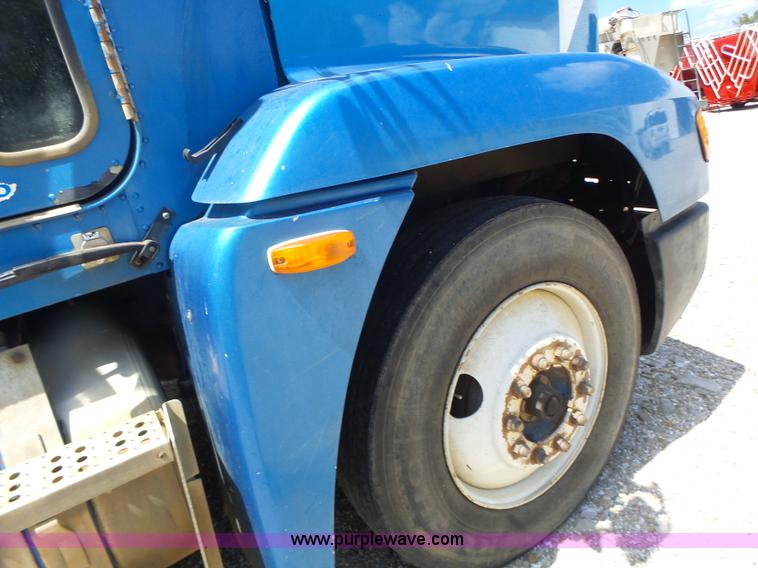 image for item L6213 1995 Freightliner FLD feed delivery truck