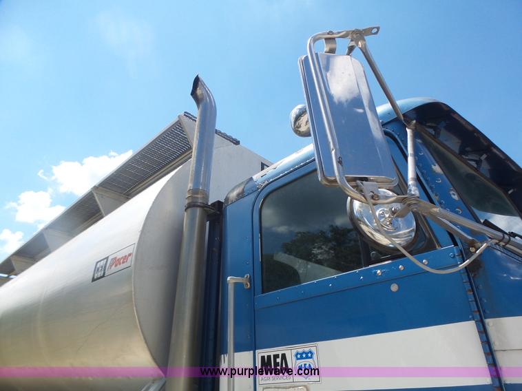 image for item L6213 1995 Freightliner FLD feed delivery truck