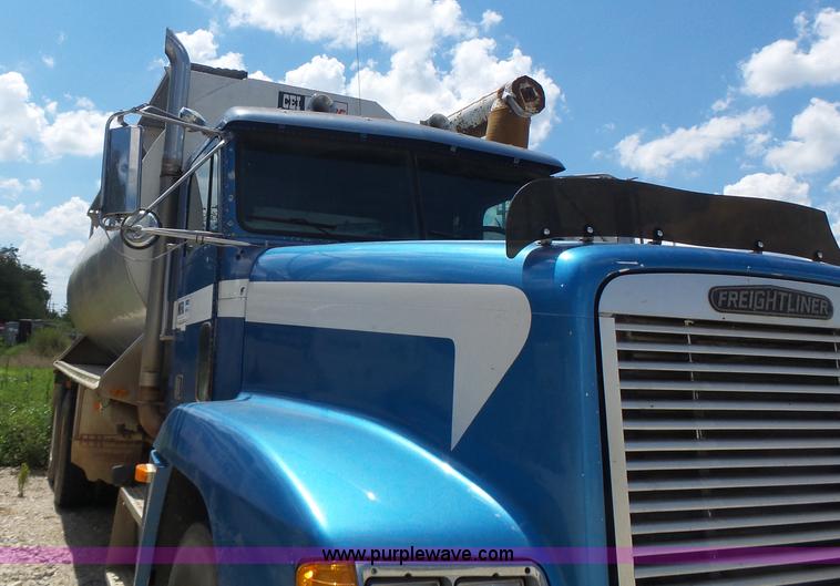 image for item L6213 1995 Freightliner FLD feed delivery truck