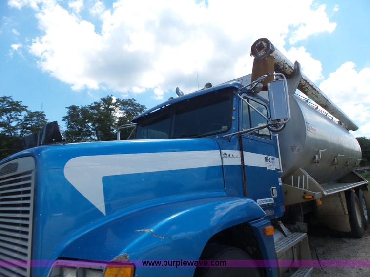 image for item L6213 1995 Freightliner FLD feed delivery truck