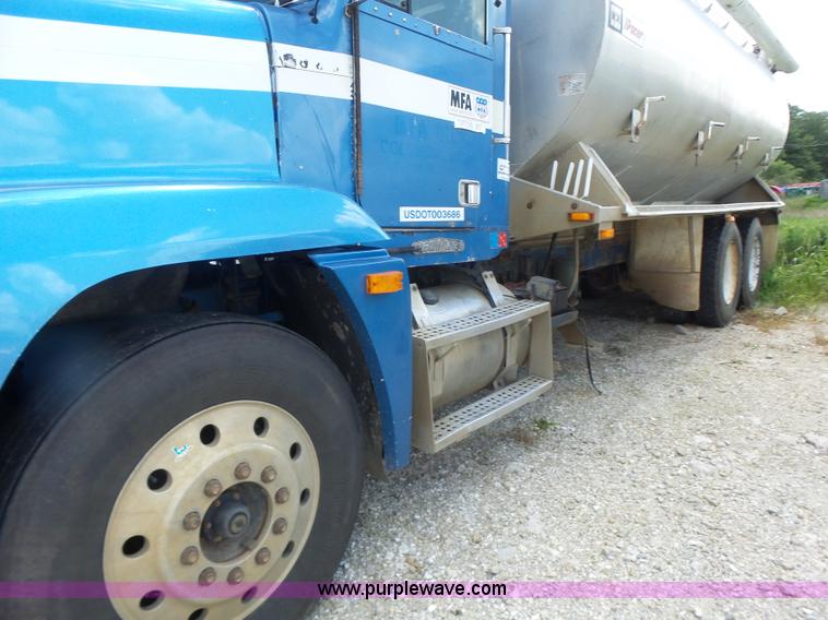 image for item L6213 1995 Freightliner FLD feed delivery truck