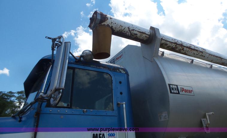 image for item L6213 1995 Freightliner FLD feed delivery truck