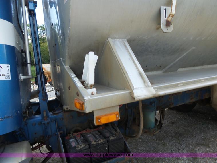 image for item L6213 1995 Freightliner FLD feed delivery truck