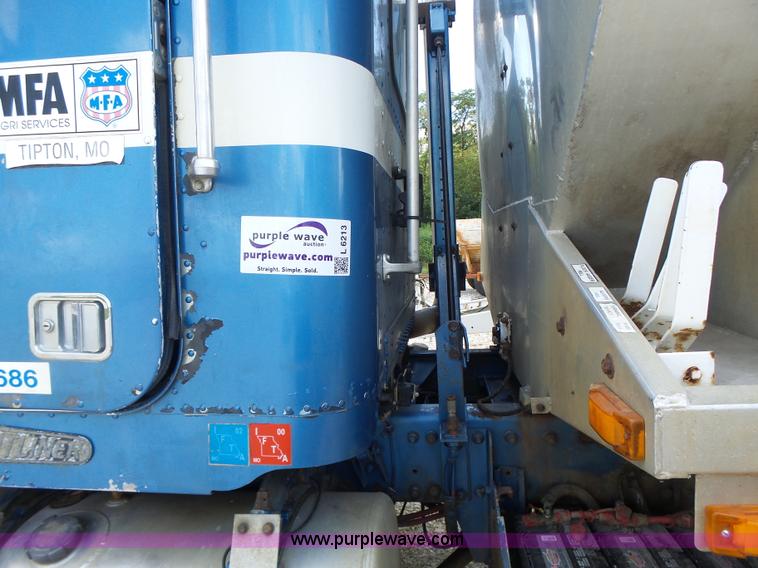 image for item L6213 1995 Freightliner FLD feed delivery truck