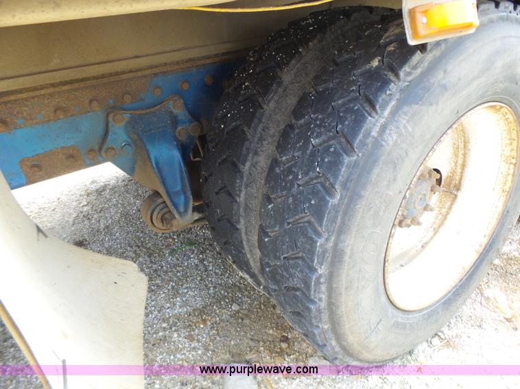 image for item L6213 1995 Freightliner FLD feed delivery truck