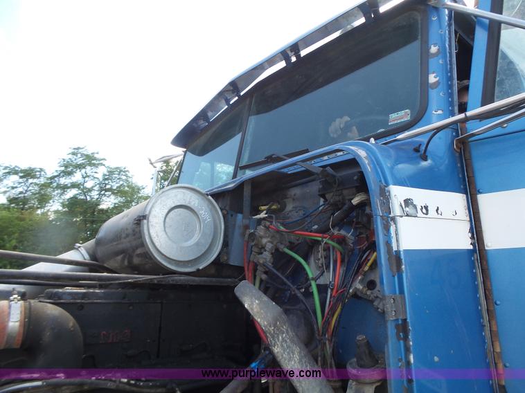 image for item L6213 1995 Freightliner FLD feed delivery truck