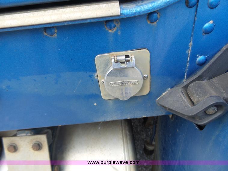 image for item L6213 1995 Freightliner FLD feed delivery truck