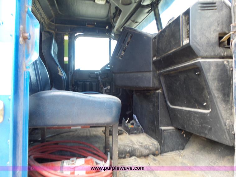 image for item L6213 1995 Freightliner FLD feed delivery truck