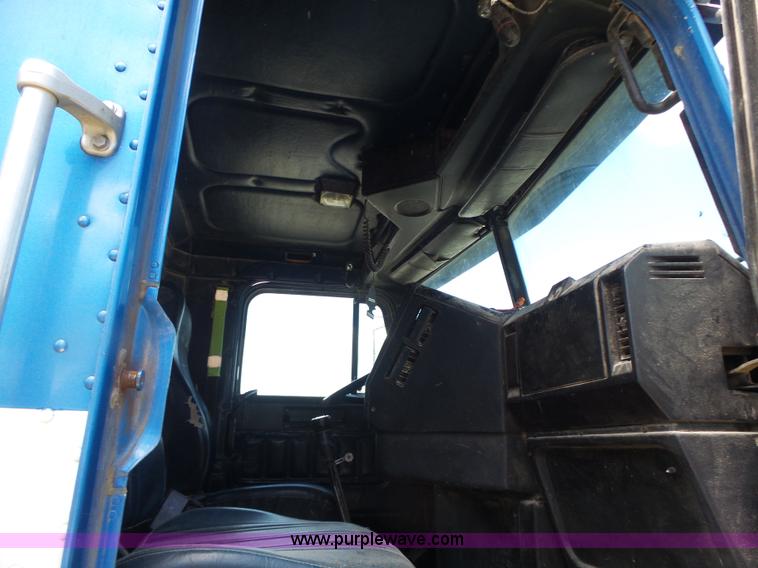 image for item L6213 1995 Freightliner FLD feed delivery truck