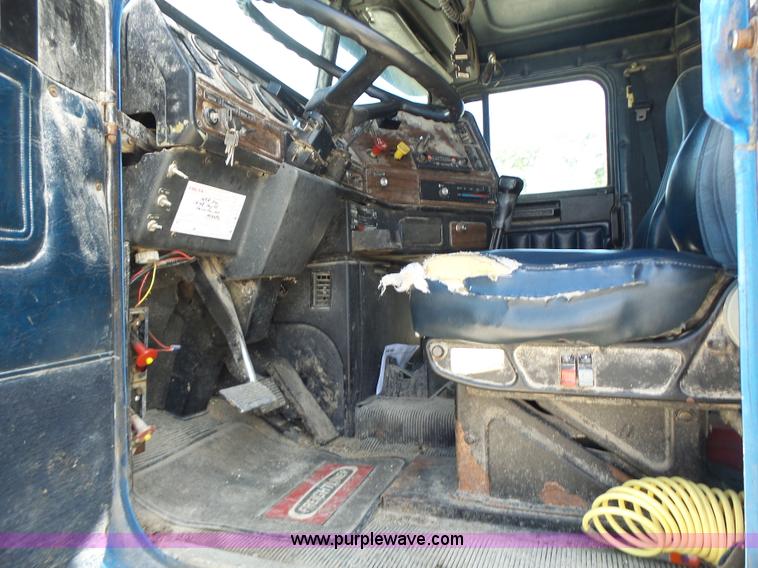 image for item L6213 1995 Freightliner FLD feed delivery truck