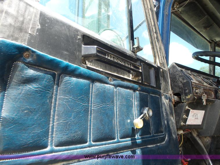 image for item L6213 1995 Freightliner FLD feed delivery truck