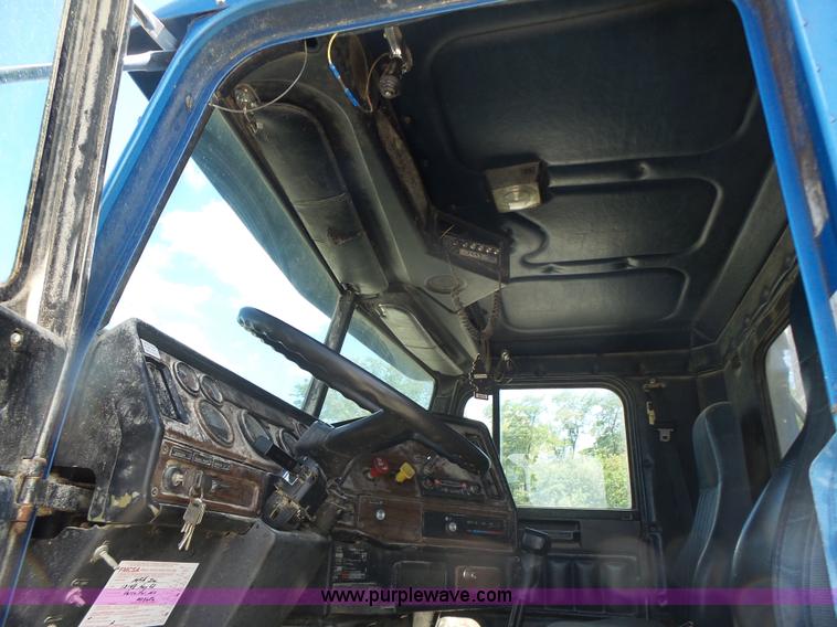 image for item L6213 1995 Freightliner FLD feed delivery truck