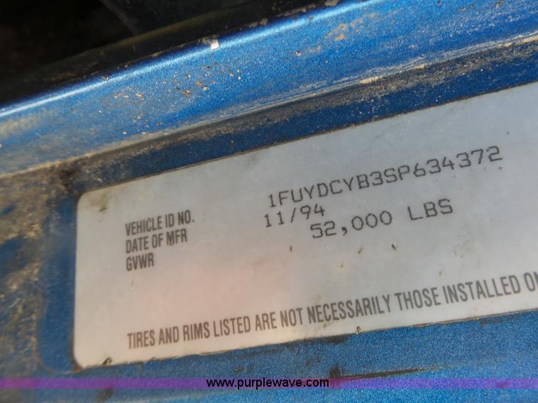 image for item L6213 1995 Freightliner FLD feed delivery truck