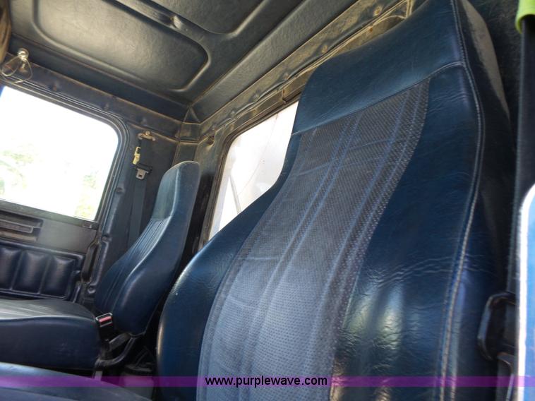 image for item L6213 1995 Freightliner FLD feed delivery truck