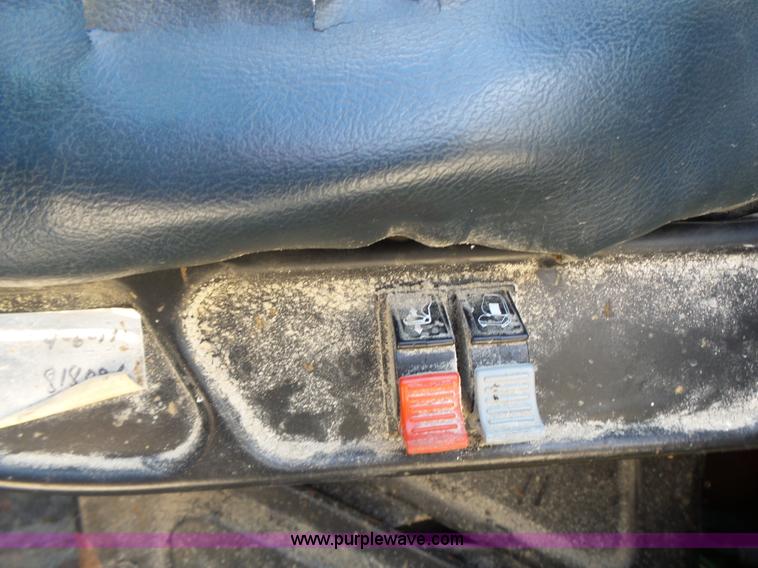 image for item L6213 1995 Freightliner FLD feed delivery truck