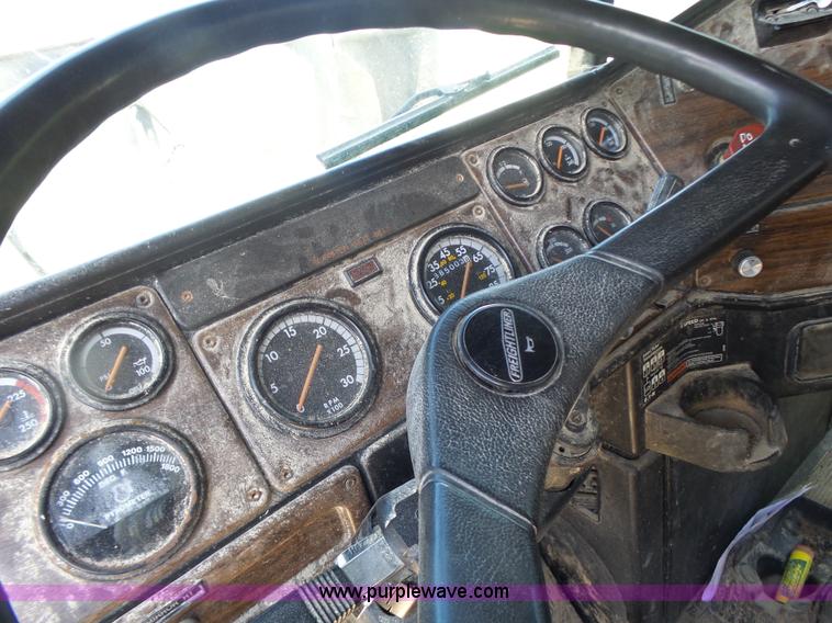 image for item L6213 1995 Freightliner FLD feed delivery truck