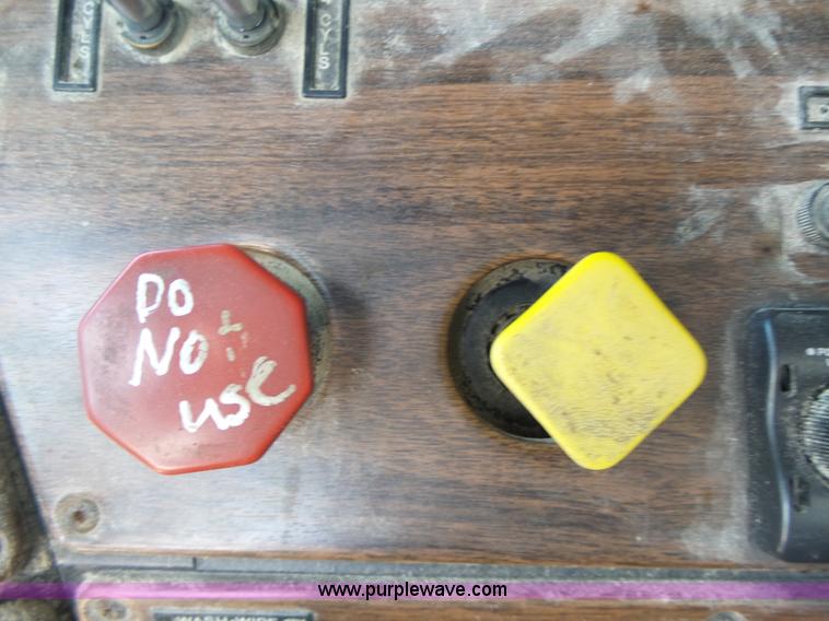 image for item L6213 1995 Freightliner FLD feed delivery truck