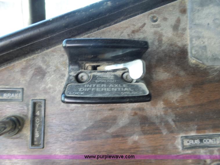 image for item L6213 1995 Freightliner FLD feed delivery truck