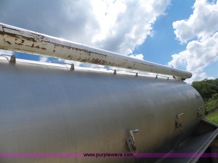 image for item L6213 1995 Freightliner FLD feed delivery truck