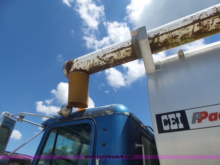 image for item L6213 1995 Freightliner FLD feed delivery truck