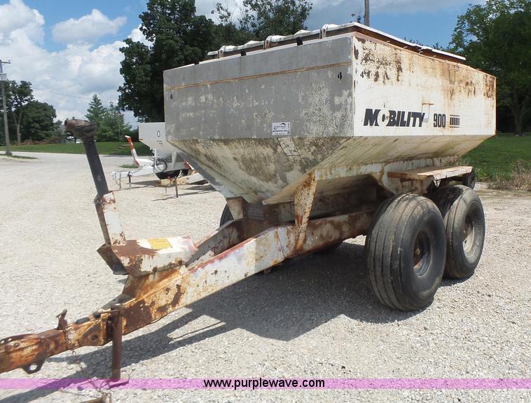 image for item L6238 Mobility 900 fertilizer spreader