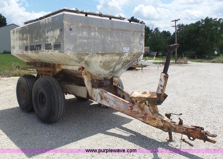 image for item L6238 Mobility 900 fertilizer spreader