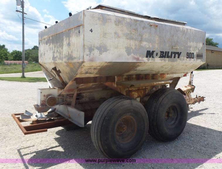 image for item L6238 Mobility 900 fertilizer spreader