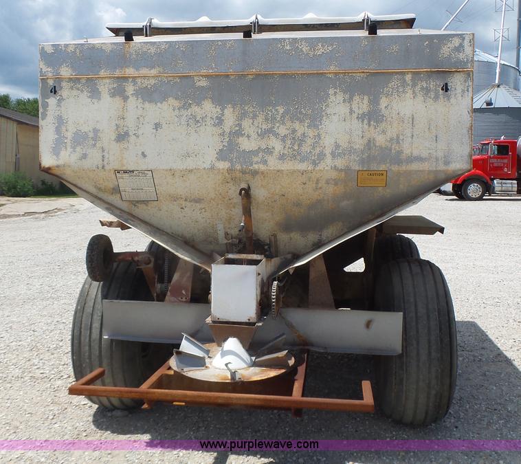 image for item L6238 Mobility 900 fertilizer spreader