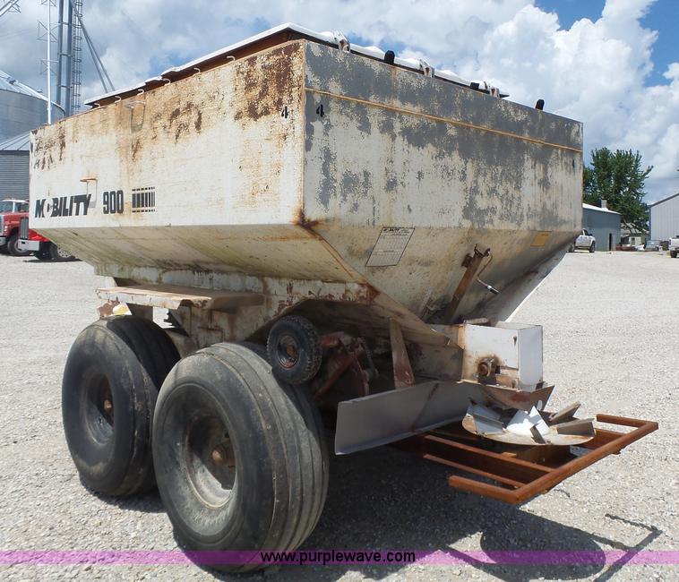 image for item L6238 Mobility 900 fertilizer spreader