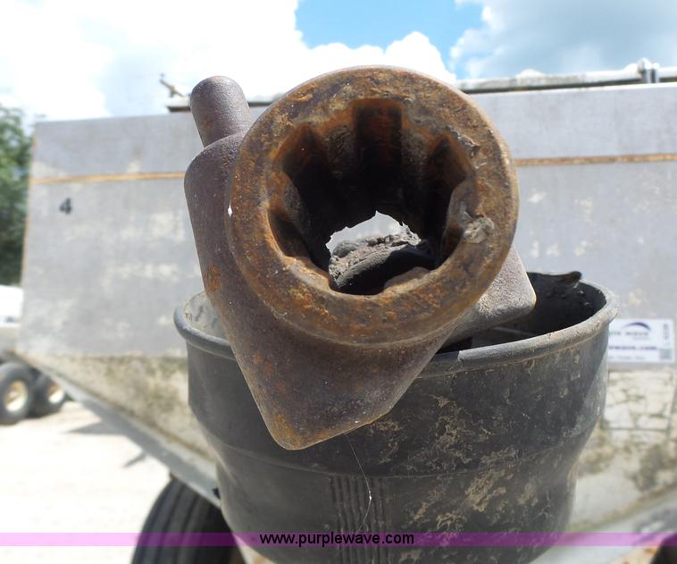 image for item L6238 Mobility 900 fertilizer spreader