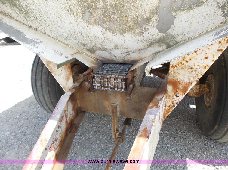 image for item L6238 Mobility 900 fertilizer spreader