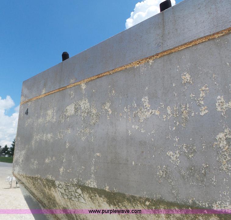 image for item L6238 Mobility 900 fertilizer spreader