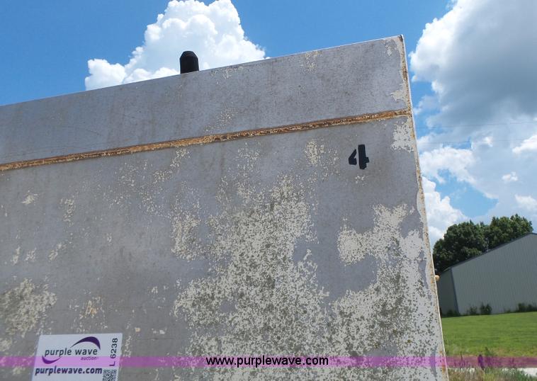 image for item L6238 Mobility 900 fertilizer spreader